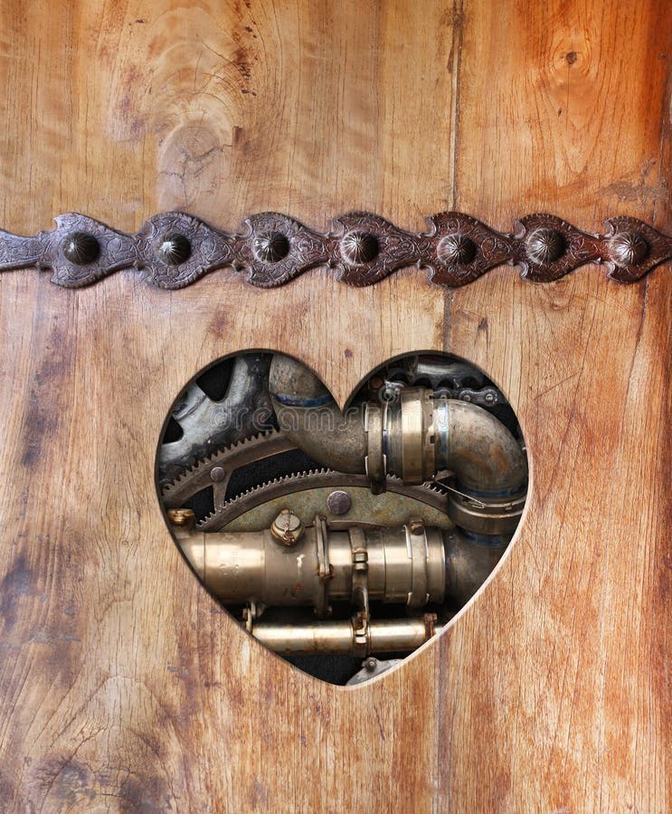 Bakgrund i steampunk med hjärtformade hål i träskivor och rörledningsväxlar för metallburkar. arkivfoto