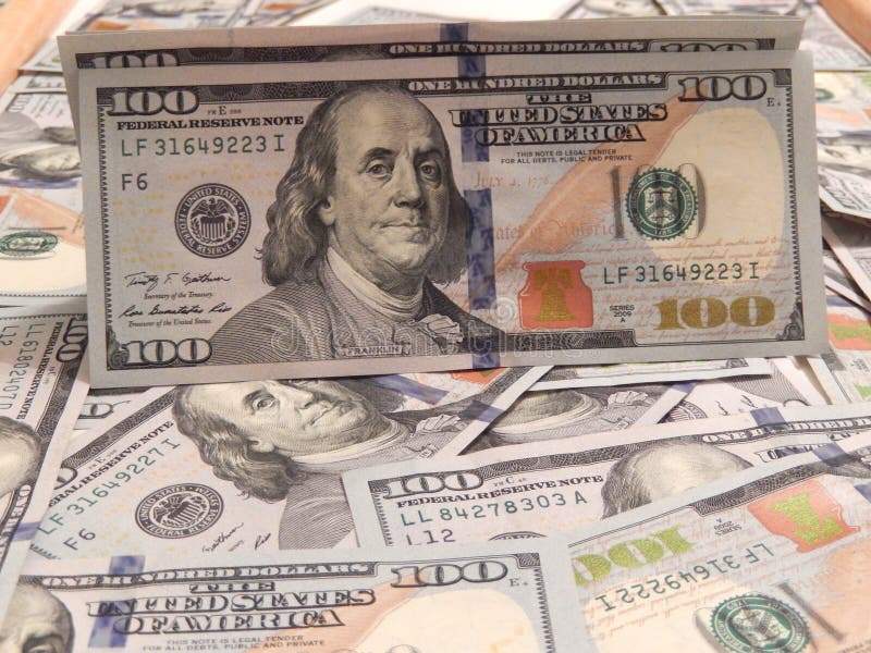 Bakgrund med pengaramerikanen hundra dollar royaltyfri bild Bakgrund med pengaramerikanen hundra dollar royaltyfri bild