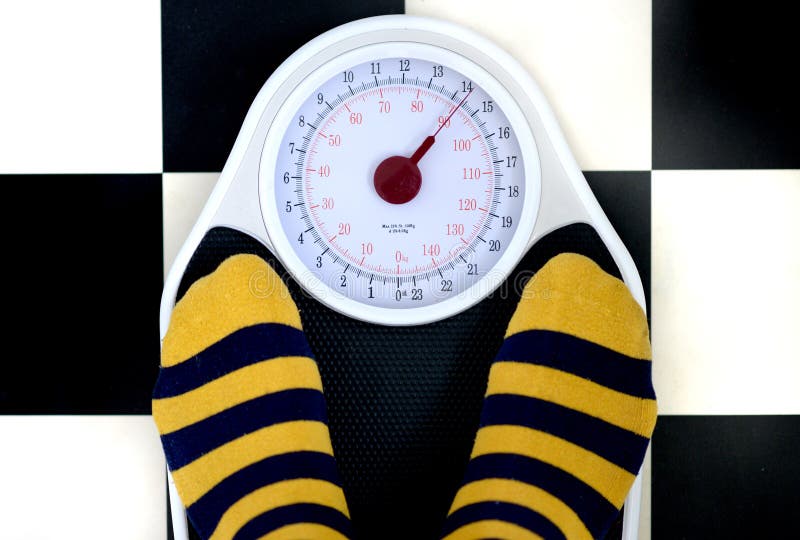 bakgrund som isoleras över scales som väger white royaltyfri foto bakgrund som isoleras över scales som väger white royaltyfri foto