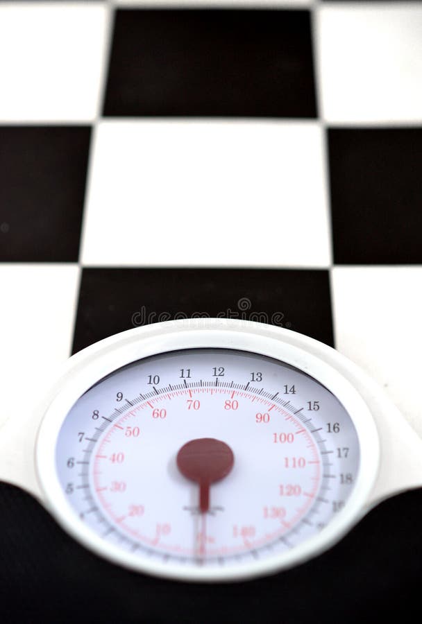 bakgrund som isoleras över scales som väger white royaltyfri bild bakgrund som isoleras över scales som väger white royaltyfri bild