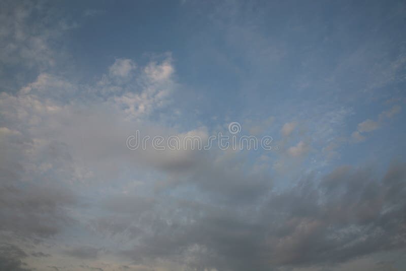 Bakgrunden av den blåa himlen som en naturlig bild Himmel med abstrakt naturbakgrund för moln De bästa bilderna av himlarna b arkivbild