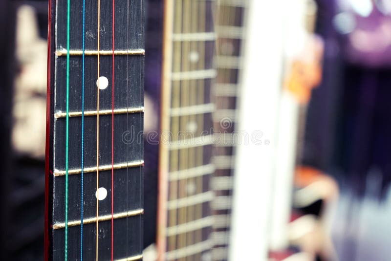 Bakgrundscloseup för akustisk gitarr med kopieringsutrymmecloseupen royaltyfri fotografi Bakgrundscloseup för akustisk gitarr med kopieringsutrymmecloseupen royaltyfri fotografi