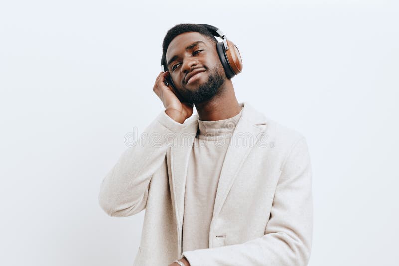 Bakgrundshuvud african dj african american musik portrait headphone guy svart mode arkivbilder