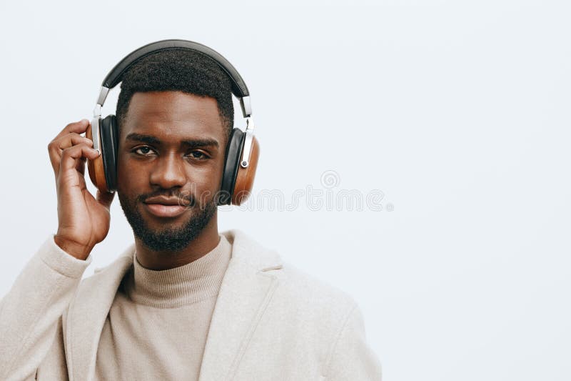Bakgrundsmusik Svart kille portrait headphone african american dj studio one royaltyfria bilder