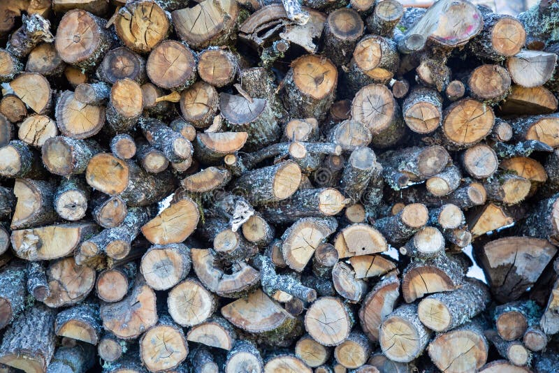 Bakgrundstext för timmerlagring. Trä som alternativ uppvärmning. trädlogg för fireplace royaltyfria bilder