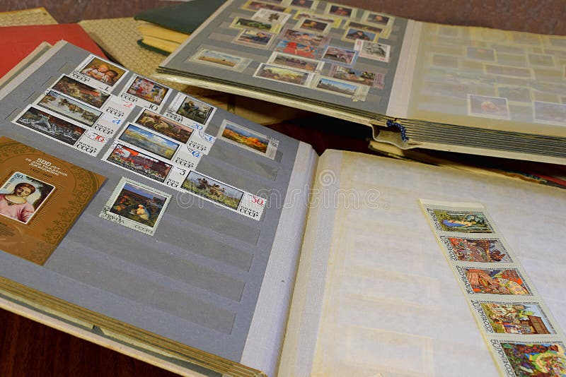 Bakhmut, Oekraïne, januari 2020 Albums met postzegels op tafel stock afbeelding Bakhmut, Oekraïne, januari 2020 Albums met postzegels op tafel stock afbeelding