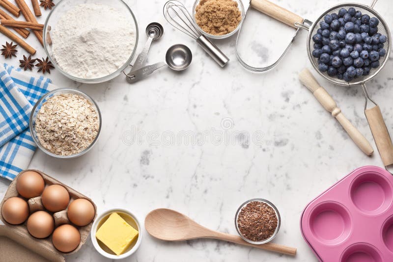 Alimentari vari ingredienti di cottura e utensili in marmo bianco di sfondo.