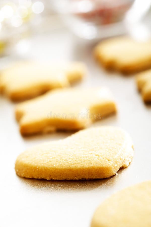 Bakkende verse Kerstmiskoekjes stock foto