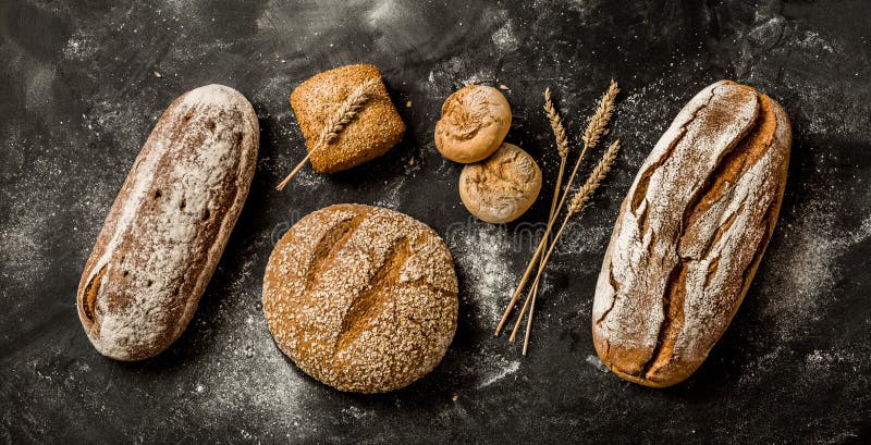 Bakkerij - rustieke knapperige broden van brood en broodjes op zwarte royalty-vrije stock foto Bakkerij - rustieke knapperige broden van brood en broodjes op zwarte royalty-vrije stock foto