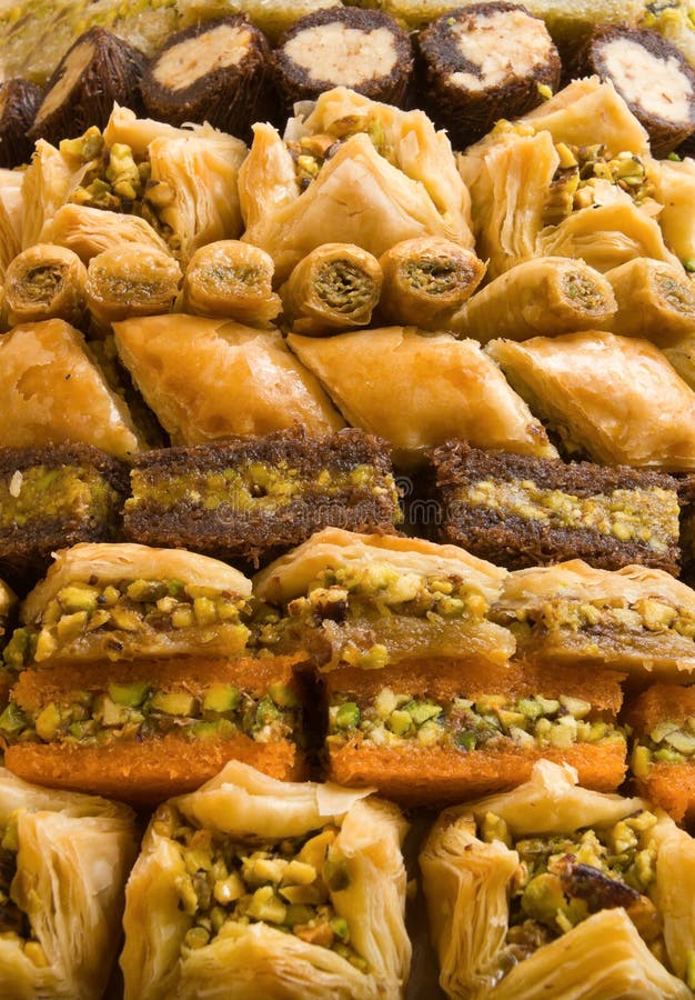 Il baklava, un dolce fatto di pasta sottile, noci e miele)