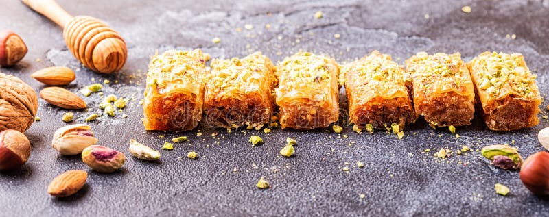 Baklava casalinga con i dadi ed il miele fotografia stock libera da diritti Baklava casalinga con i dadi ed il miele fotografia stock libera da diritti