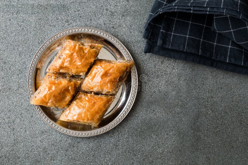 Baklava caseiro de Azerbajian com a noz na placa de prata/Pakhlava/Baklawa fotos de stock Baklava caseiro de Azerbajian com a noz na placa de prata/Pakhlava/Baklawa fotos de stock