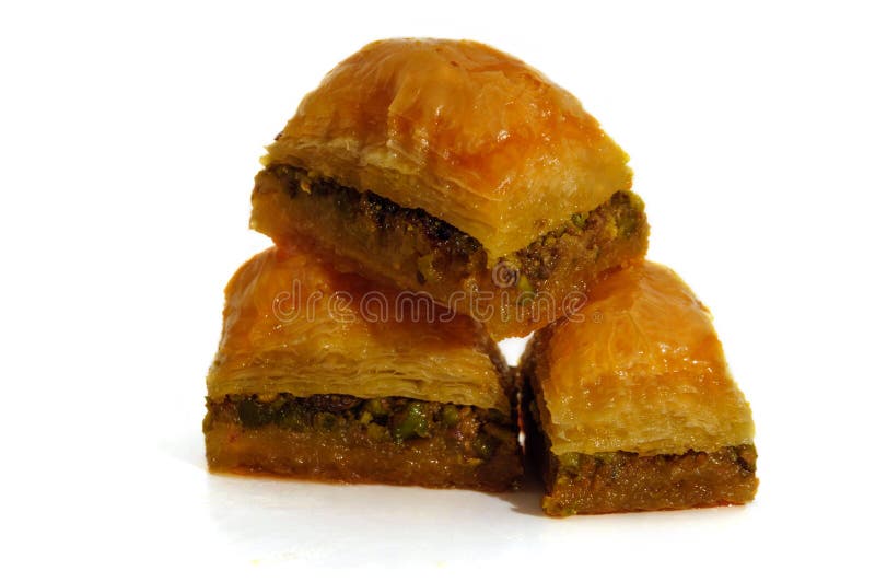 Baklava con i pistacchi, le noci ed il miele su fondo bianco immagine stock Baklava con i pistacchi, le noci ed il miele su fondo bianco immagine stock