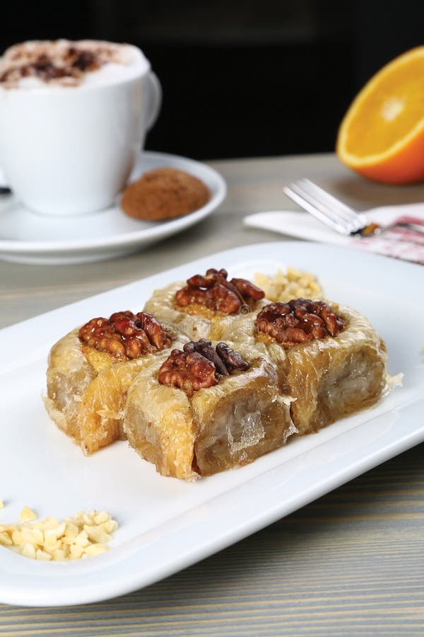 Baklava mit Walnuss stockfoto. Bild von gebacken, flockig - 97665640