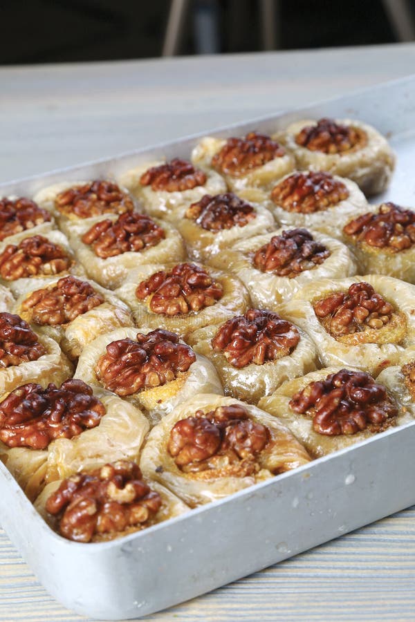 Baklava mit Walnuss stockfoto. Bild von braun, nachtische - 97665588