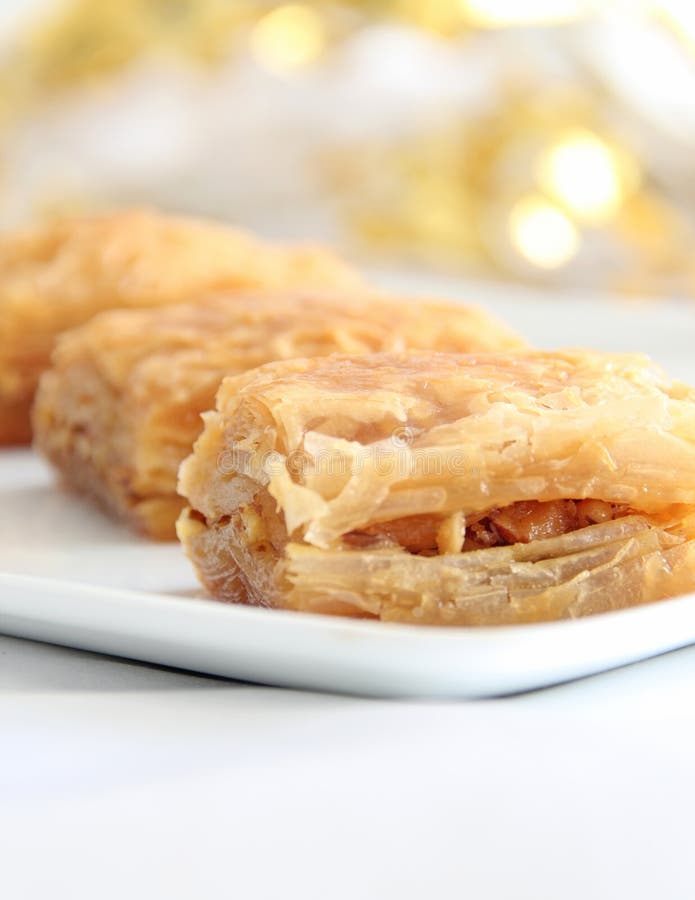 Questa foto mostra alcuni Baklava su un piatto.