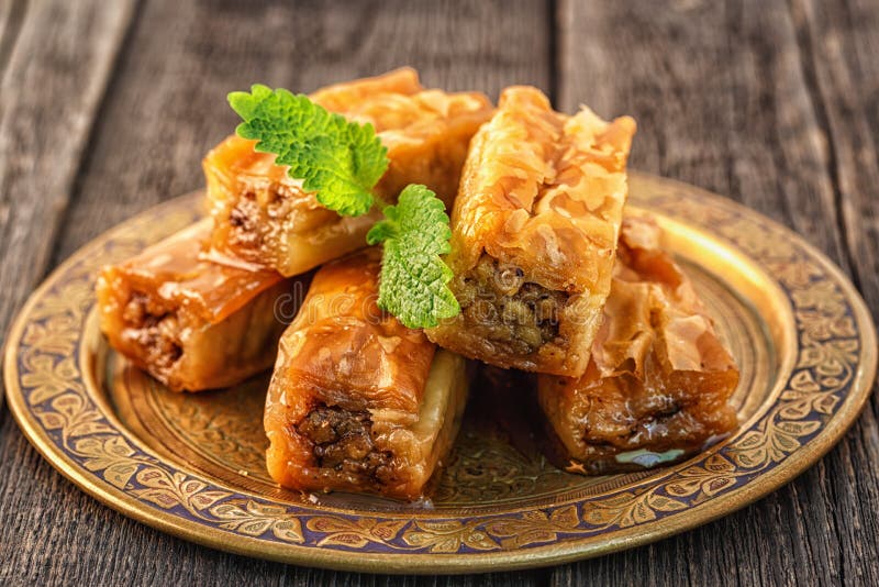 Baklava árabe tradicional del postre con la miel y las nueces imagenes de archivo Baklava árabe tradicional del postre con la miel y las nueces imagenes de archivo