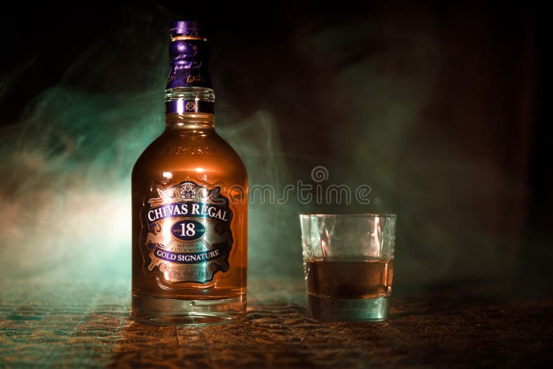 BAKOU, AZERBAÏDJAN - 25 MARS 2018 : Mélangé des whiskeys mûris pendant au moins 18 années, la signature d'or de Chivas Regal 18 e image stock BAKOU, AZERBAÏDJAN - 25 MARS 2018 : Mélangé des whiskeys mûris pendant au moins 18 années, la signature d'or de Chivas Regal 18 e image stock