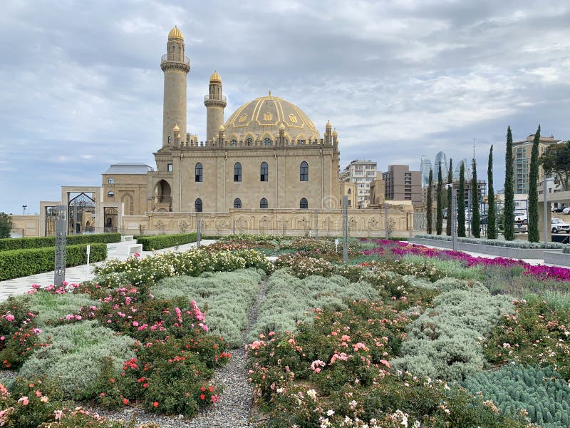 Bakou, Azerbaïdjan, 10 septembre 2019 Lit fleuri devant la mosquée Tezepir à l'automne à Bakou photo stock Bakou, Azerbaïdjan, 10 septembre 2019 Lit fleuri devant la mosquée Tezepir à l'automne à Bakou photo stock