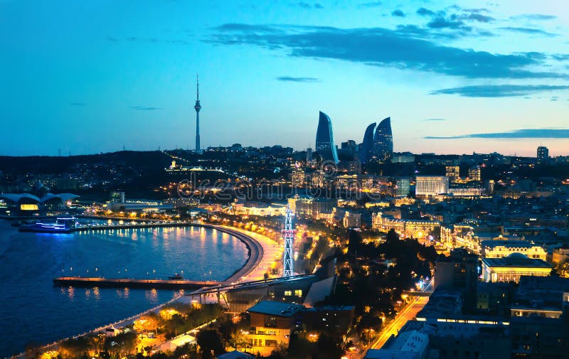 Bakou la nuit La capitale de l'Azerbaïdjan Vue panoramique a?rienne de paysage urbain Tours de flamme, boulevard de mer et réverb photo stock Bakou la nuit La capitale de l'Azerbaïdjan Vue panoramique a?rienne de paysage urbain Tours de flamme, boulevard de mer et réverb photo stock