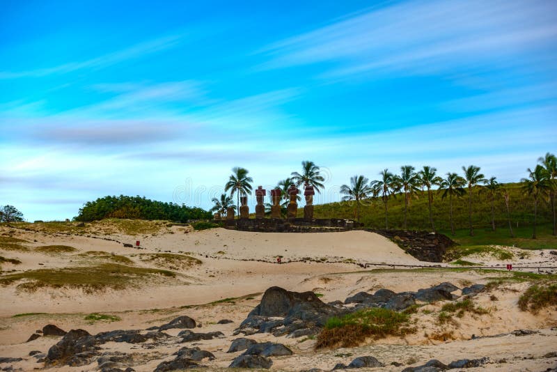 Bakre sikt Ahu Nau Nau för lång exponering i den Anakena stranden, Rapa Nui. Bakre sikt för lång exponering av Ahu Nau Nau i den Anakena stranden, påskö