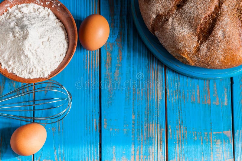 Bakselcake in landelijke keuken - deegrecept stock afbeelding Bakselcake in landelijke keuken - deegrecept stock afbeelding