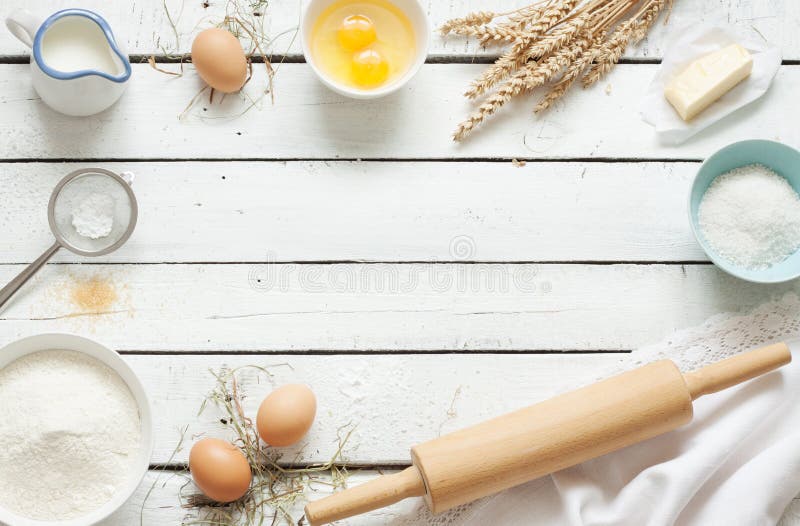 Bakselcake in rustieke keuken - de ingrediënten van het deegrecept op witte houten lijst royalty-vrije stock afbeeldingen Bakselcake in rustieke keuken - de ingrediënten van het deegrecept op witte houten lijst royalty-vrije stock afbeeldingen