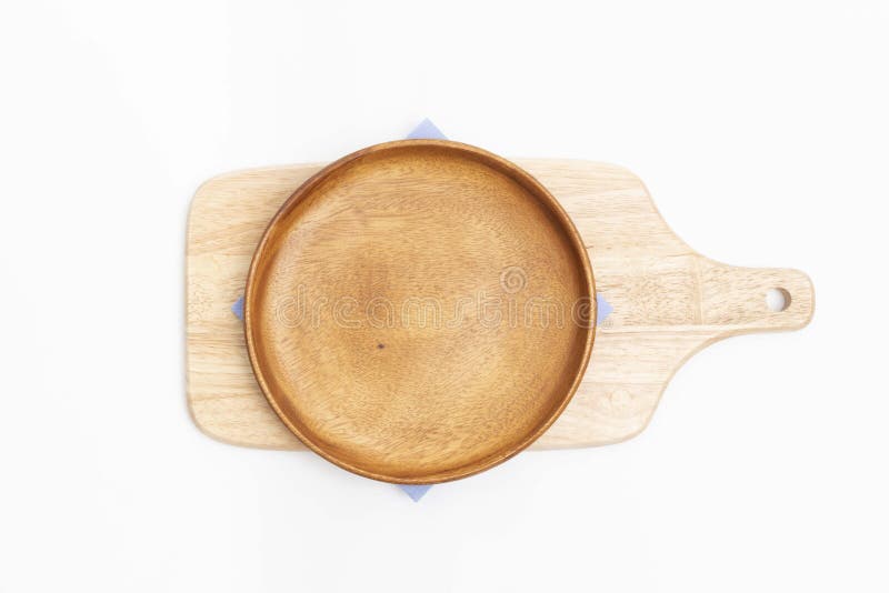 Bakselingrediënten op witte backgroundEmpty plaat, blauw servet en houten scherpe raad op witte achtergrond stock foto Bakselingrediënten op witte backgroundEmpty plaat, blauw servet en houten scherpe raad op witte achtergrond stock foto