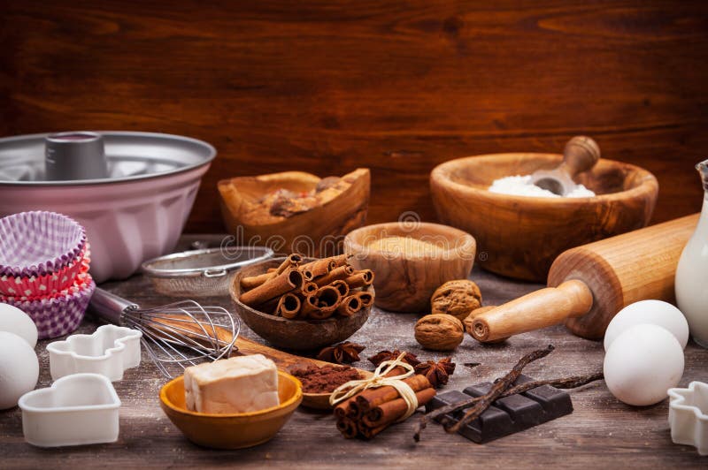 Bakselwerktuigen en ingrediënten royalty-vrije stock fotografie Bakselwerktuigen en ingrediënten royalty-vrije stock fotografie