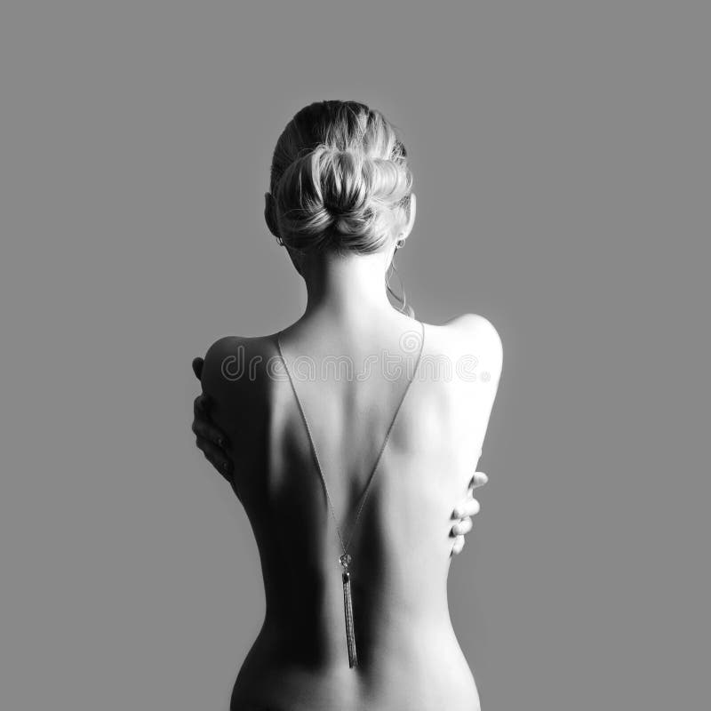 Baksida för Art Nude modenakenstudie av den blonda kvinnan på grå bakgrund G royaltyfria foton
