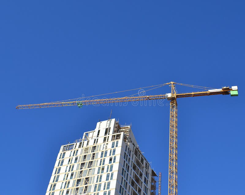 Bakstenen die in openlucht leggen De bouw van kraan op de blauwe hemelachtergrond royalty-vrije stock afbeeldingen Bakstenen die in openlucht leggen De bouw van kraan op de blauwe hemelachtergrond royalty-vrije stock afbeeldingen