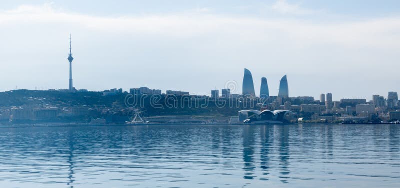 Baku, Azerbaijan - 13 de abril de 2019: Opini?n soleada panor?mica del verano de Baku, capital de Azerbaijan Panorama Baku del ca fotografía de archivo Baku, Azerbaijan - 13 de abril de 2019: Opini?n soleada panor?mica del verano de Baku, capital de Azerbaijan Panorama Baku del ca fotografía de archivo