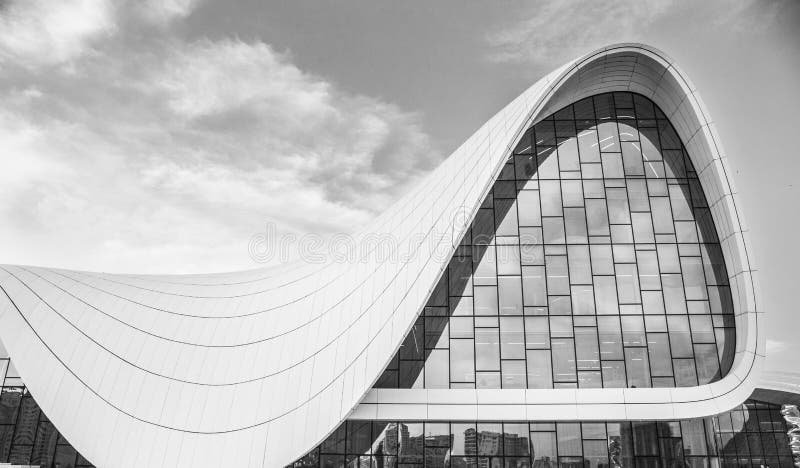 Baku, Azerbeidzjan - Juni 2, 2019: Baku heydar aliyevcentrum Witte architectuur cirkelachtergrond De moderne bouw royalty-vrije stock fotografie Baku, Azerbeidzjan - Juni 2, 2019: Baku heydar aliyevcentrum Witte architectuur cirkelachtergrond De moderne bouw royalty-vrije stock fotografie