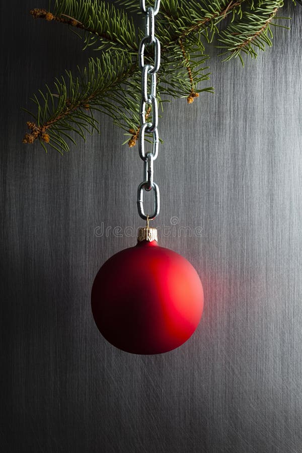 Bala de Natal Vermelha sobre a cadeia prateada e a árvore de papoila sobre fundo metálico foto de stock royalty free Bala de Natal Vermelha sobre a cadeia prateada e a árvore de papoila sobre fundo metálico foto de stock royalty free