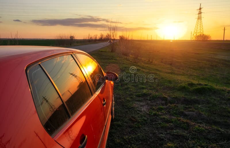 Bala de ângulo de um carro contra o pôr do sol ao fundo fotografia de stock Bala de ângulo de um carro contra o pôr do sol ao fundo fotografia de stock