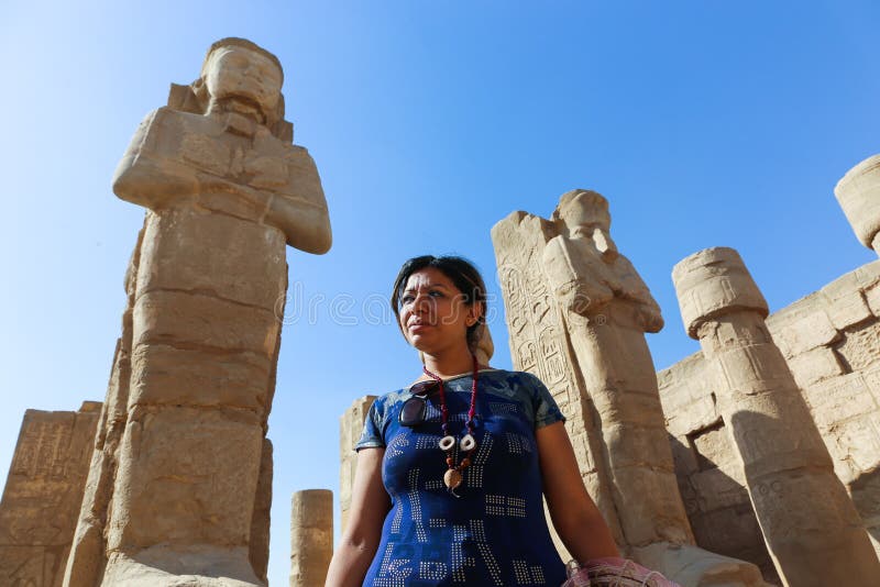 Balade de touristes de femme au temple Louxor de Karnak image stock Balade de touristes de femme au temple Louxor de Karnak image stock