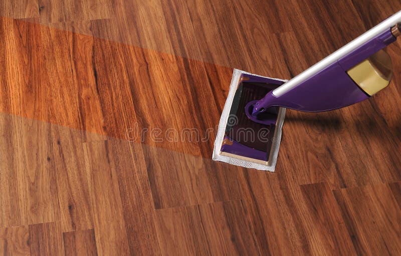 Balai moderne pour nettoyer le plancher en bois de la poussière images stock Balai moderne pour nettoyer le plancher en bois de la poussière images stock