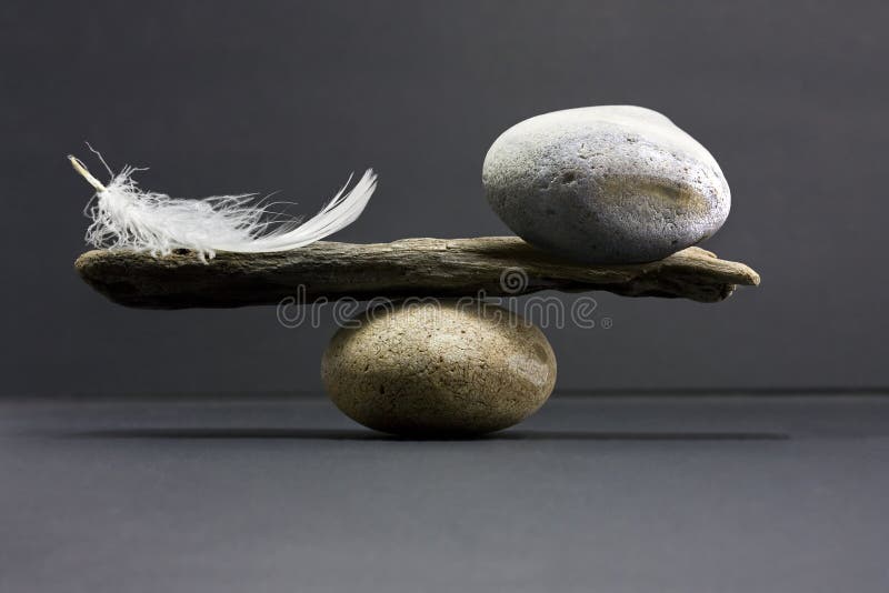 Balance de la pluma y de la piedra