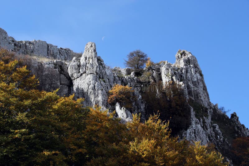 Balance outcroppings no outono, com a lua imagens de stock royalty free Balance outcroppings no outono, com a lua imagens de stock royalty free