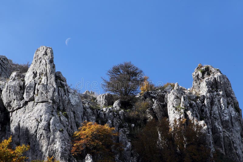Balance outcroppings no outono, com a lua fotografia de stock Balance outcroppings no outono, com a lua fotografia de stock