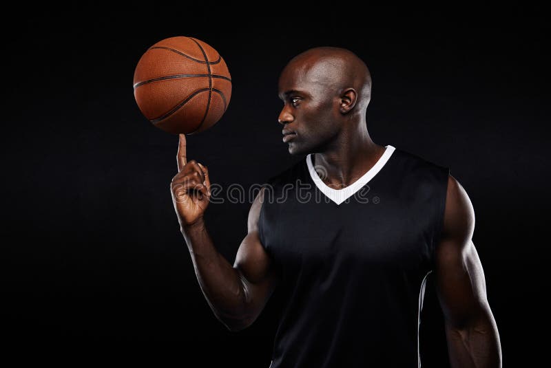 Balancierender Basketball des jungen afrikanischen Athleten auf seinem Finger stockfoto Balancierender Basketball des jungen afrikanischen Athleten auf seinem Finger stockfoto