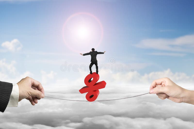 Balancierendes Prozentsatzzeichen des zwei Handzugseilgeschäftsmannes stockfoto Balancierendes Prozentsatzzeichen des zwei Handzugseilgeschäftsmannes stockfoto