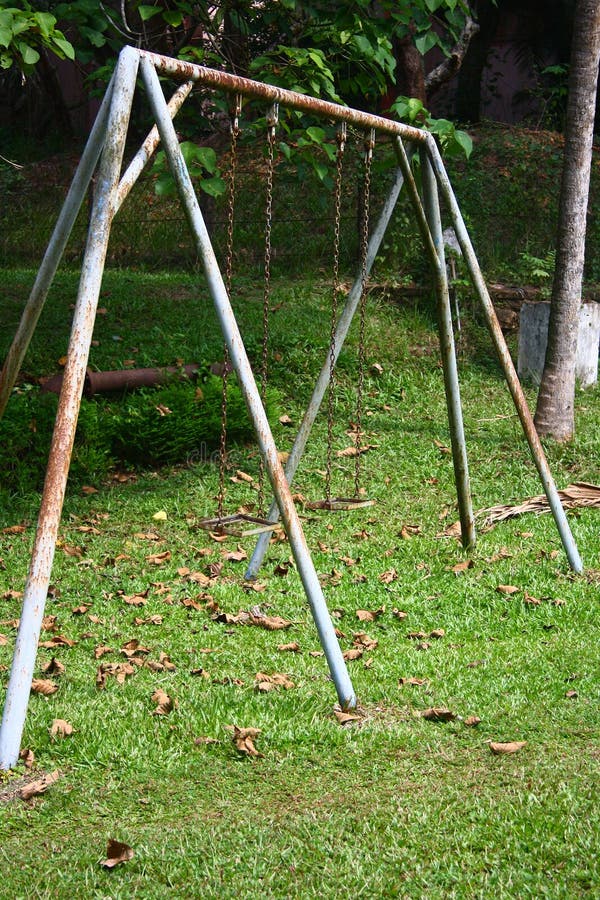 Balancín aherrumbrado en un parque vacío del juego de niños fotos de archivo Balancín aherrumbrado en un parque vacío del juego de niños fotos de archivo