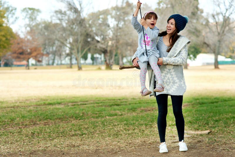Balançoire mère et enfant se détendre dans le parc en vacances ou en vacances en hiver avec liberté dans les jeux. terrain de jeux image libre de droits