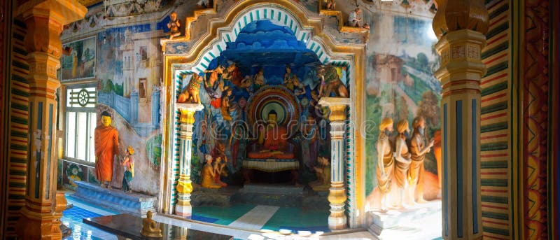 Balapitiya, Sri Lanka - 02 Februari 2017: Panoramisch Binnenland van Purana Viharaya, Sri Pushparama Vihara, de standbeelden van royalty-vrije stock afbeeldingen Balapitiya, Sri Lanka - 02 Februari 2017: Panoramisch Binnenland van Purana Viharaya, Sri Pushparama Vihara, de standbeelden van royalty-vrije stock afbeeldingen
