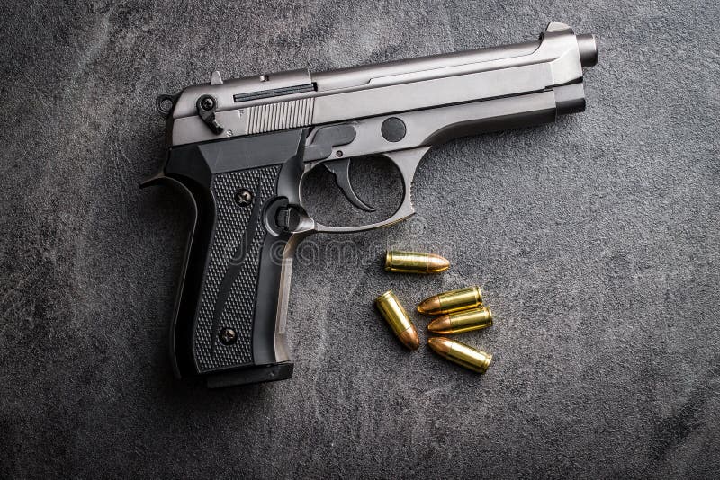 balas e revólver da pistola de 9mm imagem de stock balas e revólver da pistola de 9mm imagem de stock