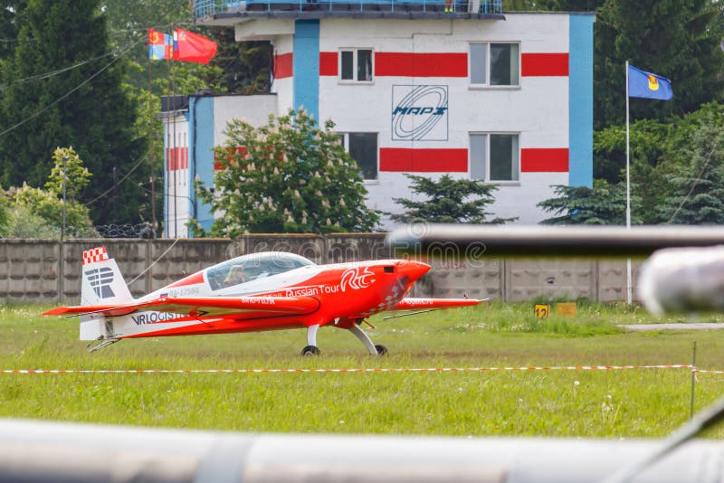 Balashikha, het gebied van Moskou, Rusland - Mei 25, 2019: Sportenvliegtuig Extra 330LX Ra-1758G van absolute wereldkampioen in d royalty-vrije stock afbeeldingen Balashikha, het gebied van Moskou, Rusland - Mei 25, 2019: Sportenvliegtuig Extra 330LX Ra-1758G van absolute wereldkampioen in d royalty-vrije stock afbeeldingen