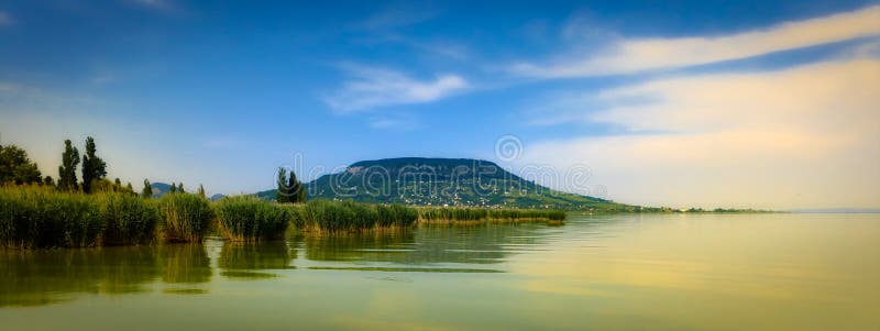 Balaton sjö och en kulle