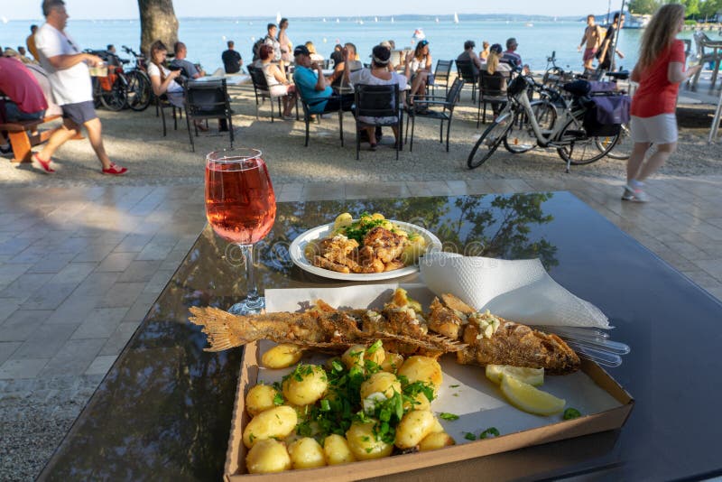 Balatonfured, Hongrie, 06 10 2019 : Le festival du vin d'annonce de poissons a fait frire des plats de poisson et un verre de vin
