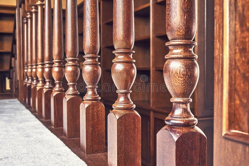 Elegantes Balaustres Vintage Y Pasamanos Hechos De Madera De Roble Marrón  Para Esgrima De Escaleras En Un Gran Edificio De Renovación Vista Cercana  Fotos, retratos, imágenes y fotografía de archivo libres de